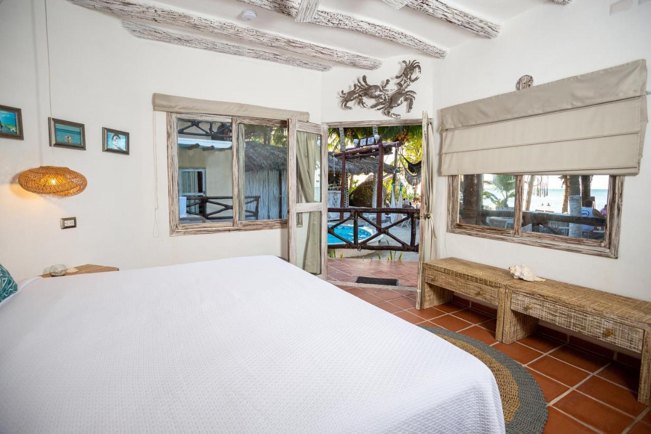 Zimmer mit Kingsize-Bett und Meerblick