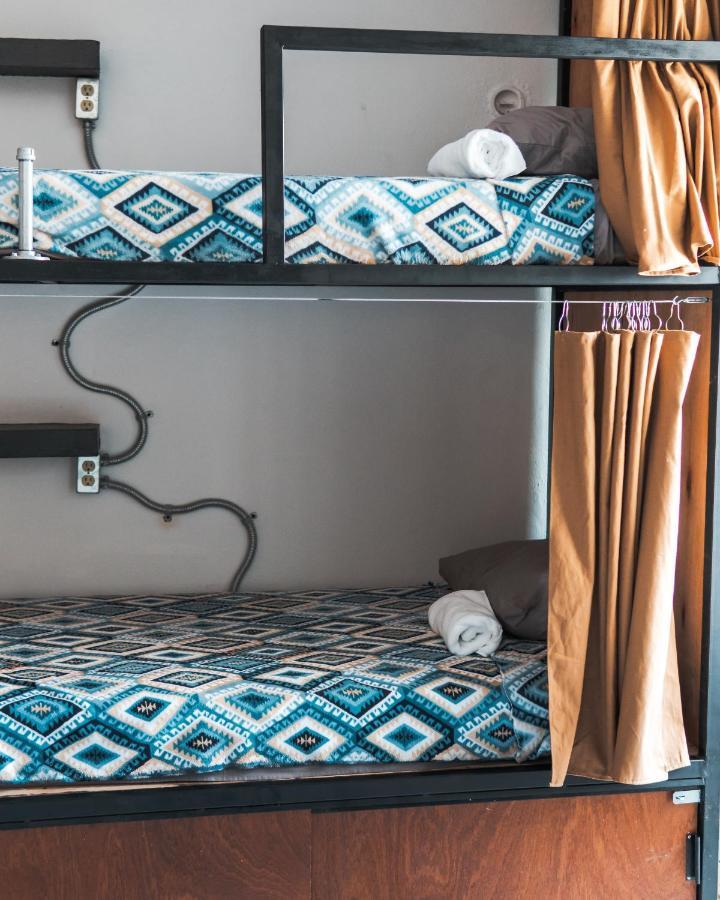 Cama en habitación femenina compartida de 4 camas