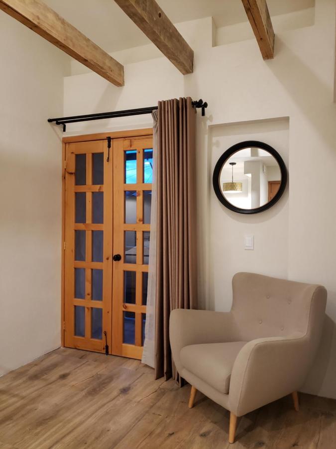 Suite con cama grande y balcón