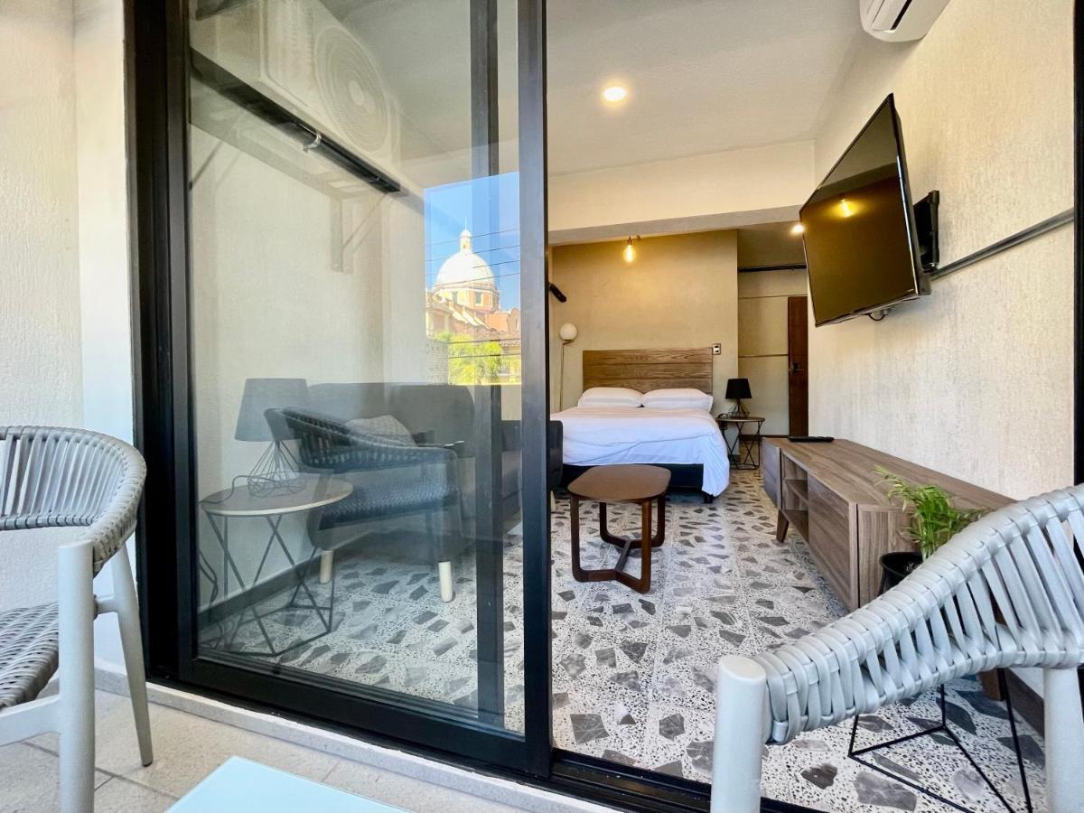 Habitación con cama grande y balcón