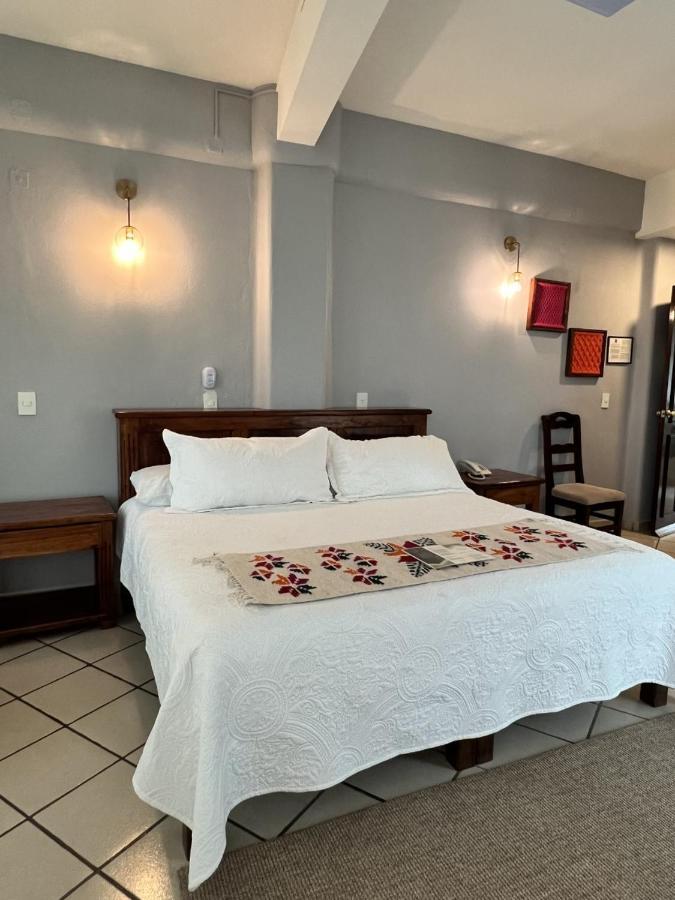 Habitación con cama extragrande.