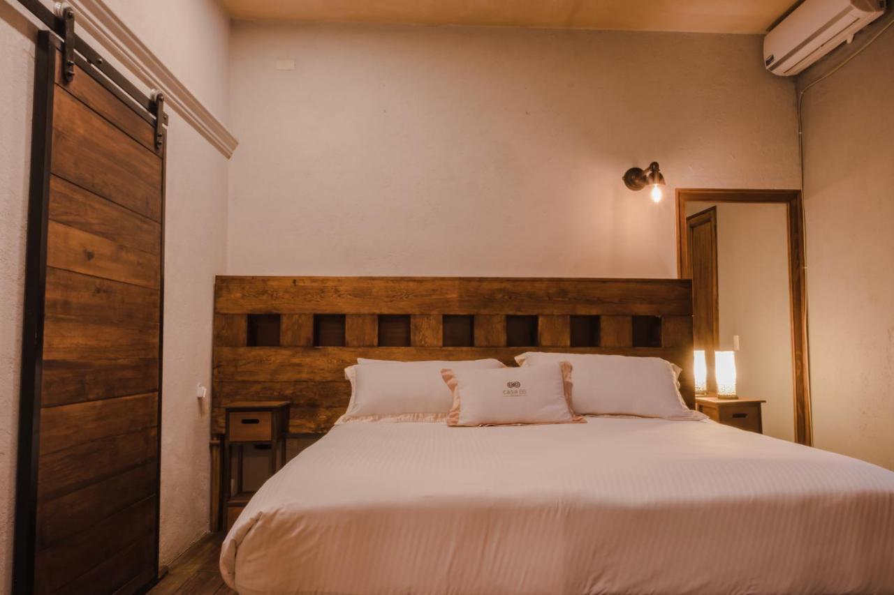Estudio con cama extragrande y sofá cama