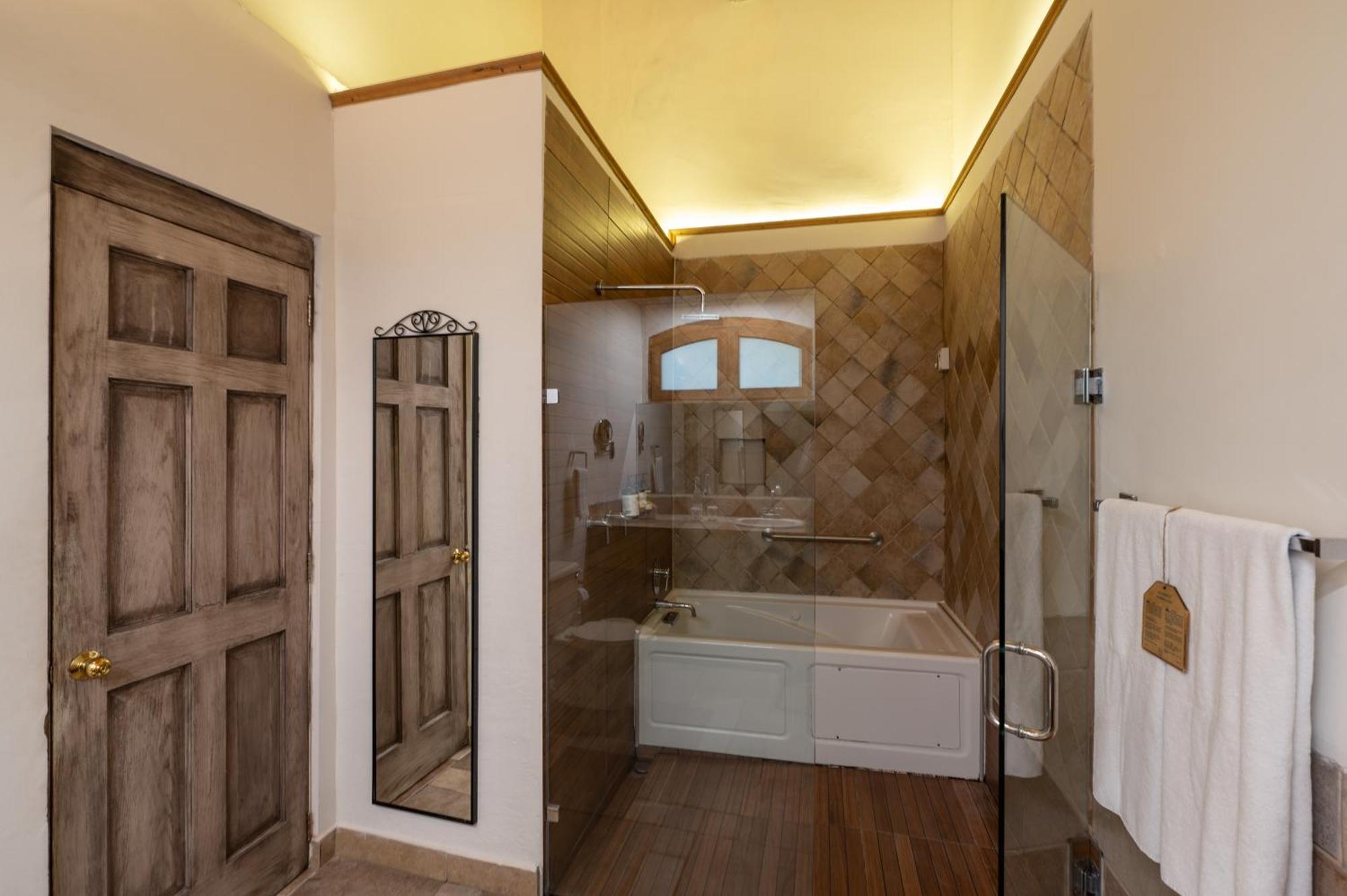 Habitación con cama extragrande y bañera de hidromasaje