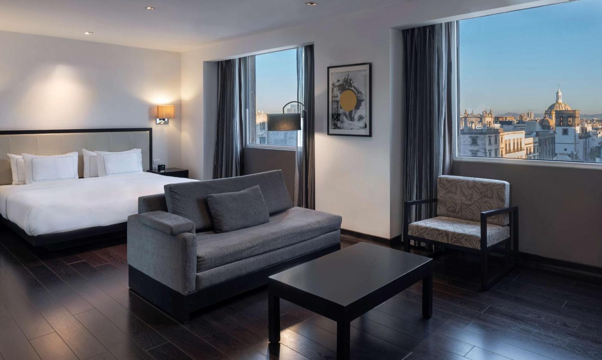 Suite Junior con cama extragrande y zona de estar