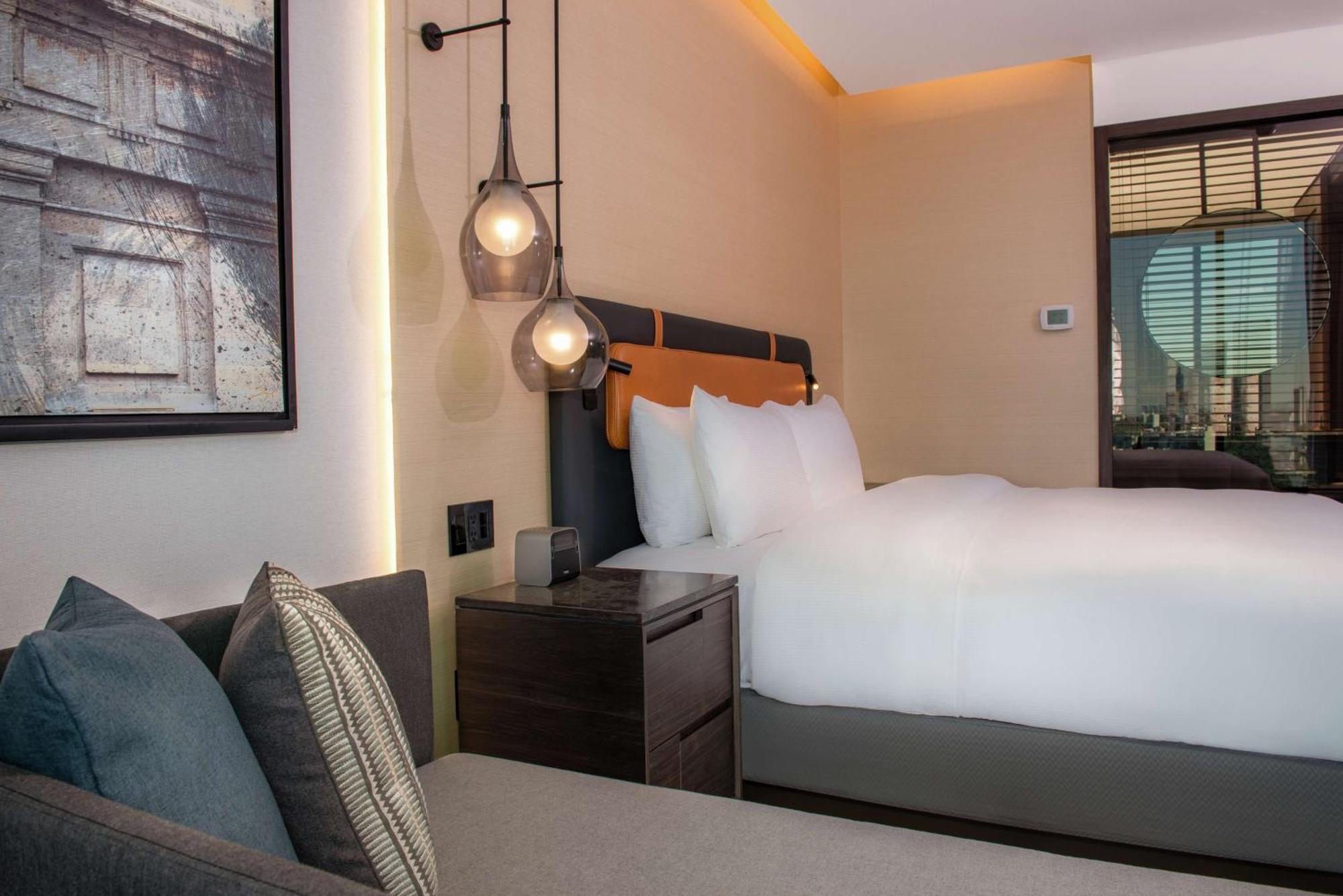 Habitación con cama extragrande y vistas a la ciudad