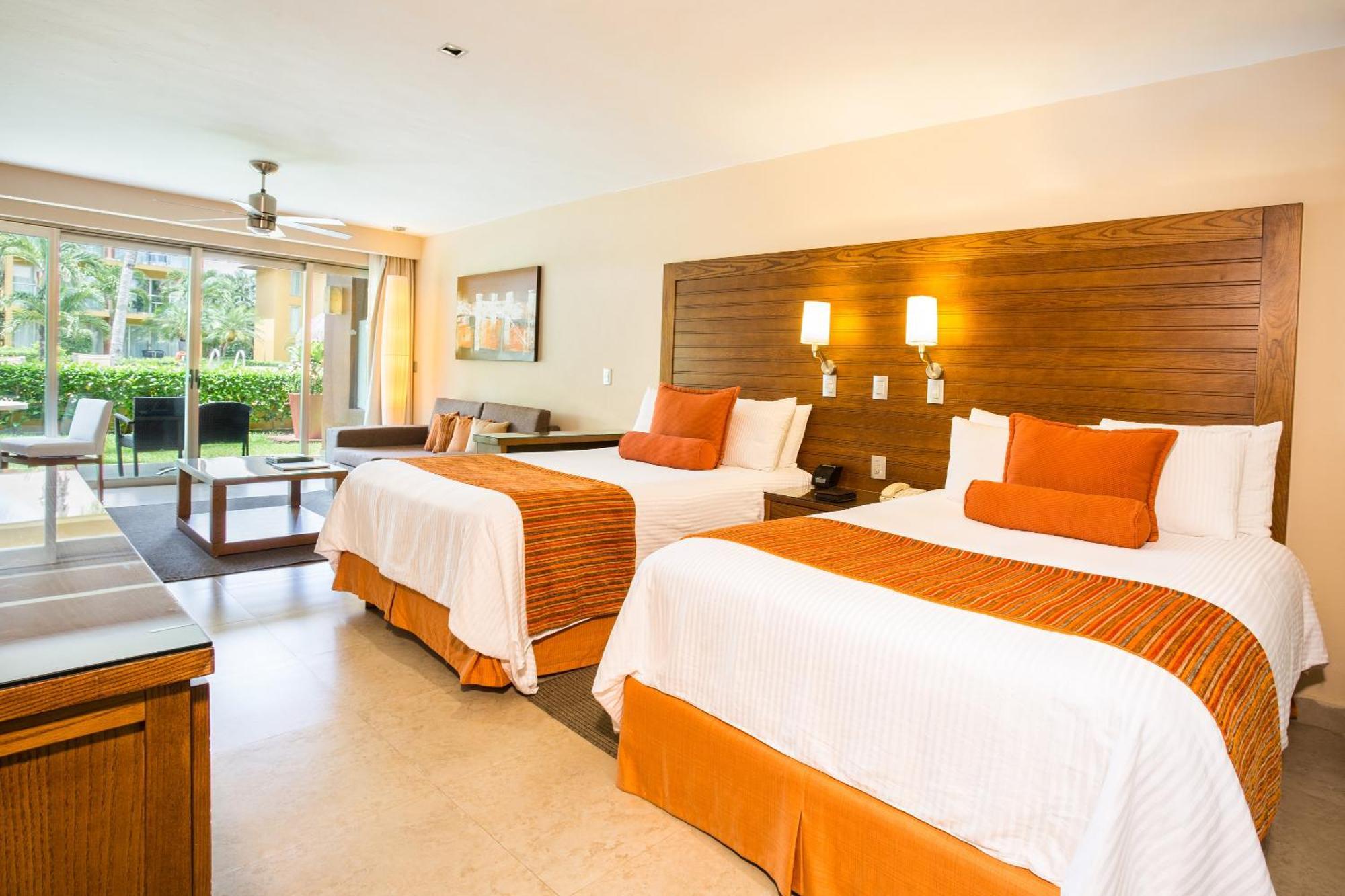 Preferred Club Junior Suite mit Doppelbett und Poolblick