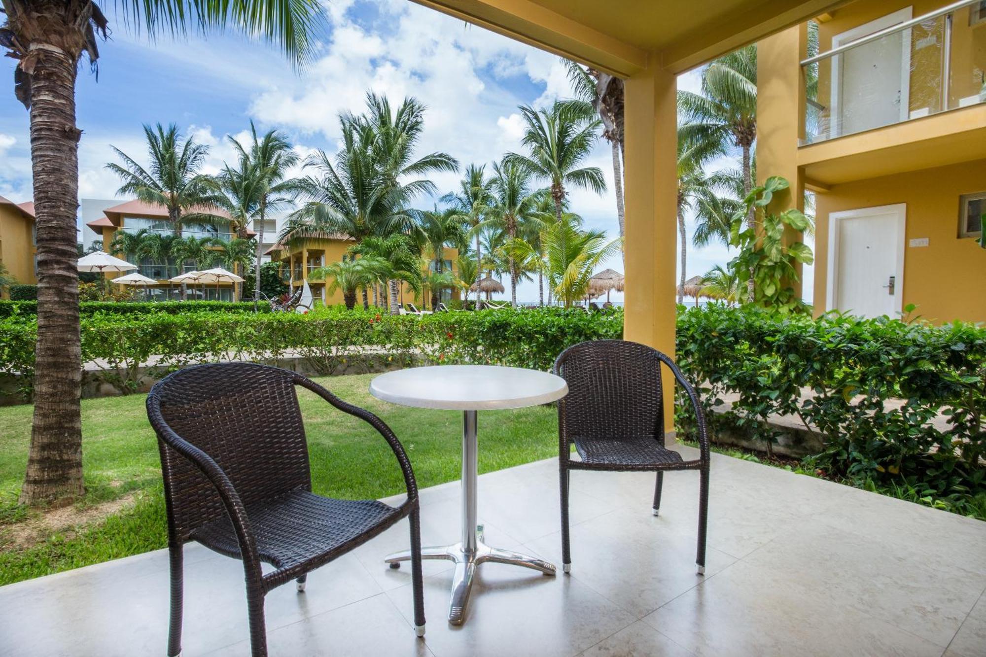 Preferred Club Junior Suite mit Kingsize-Bett und Poolblick