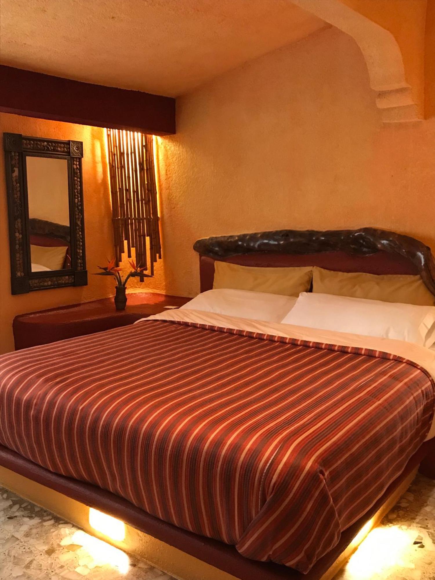 Habitación con cama extragrande y bañera de hidromasaje