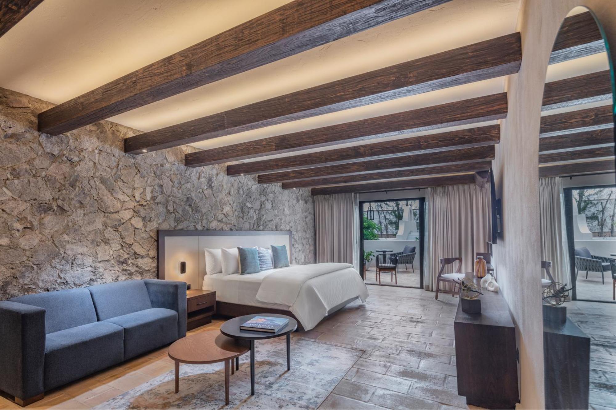 Suite con cama grande y balcón