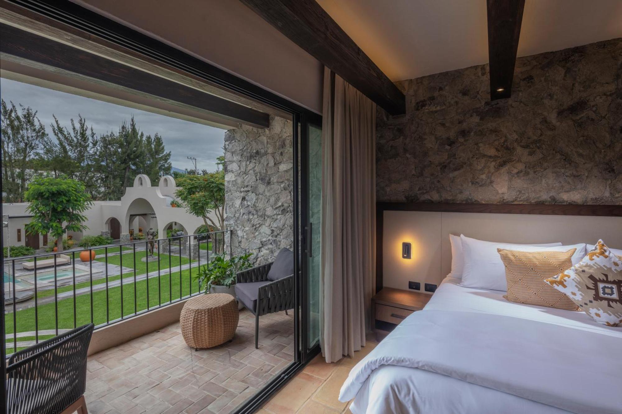 Habitación con cama extragrande y balcón