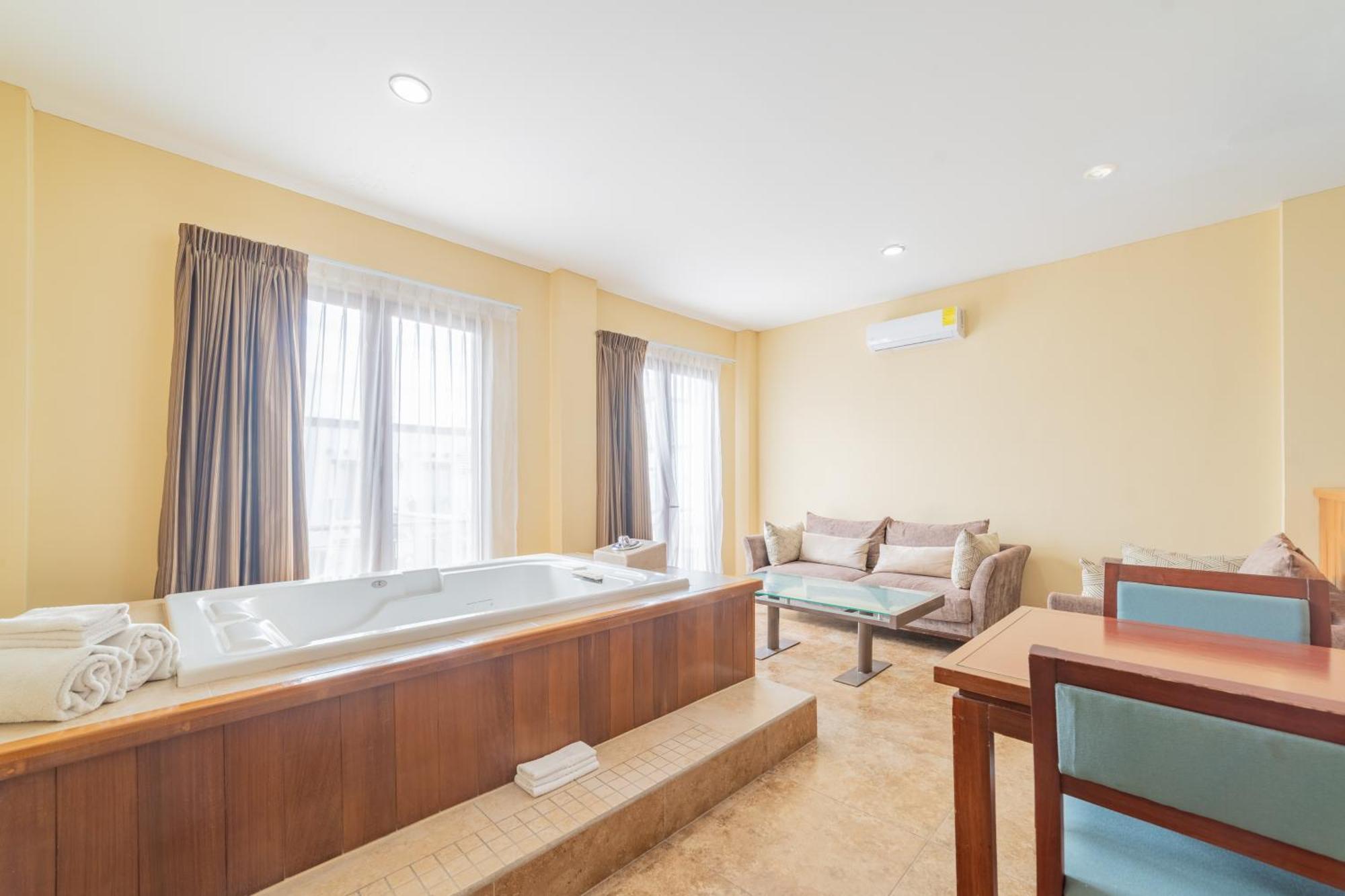 Suite Hot Tub,1641737303:JPEG