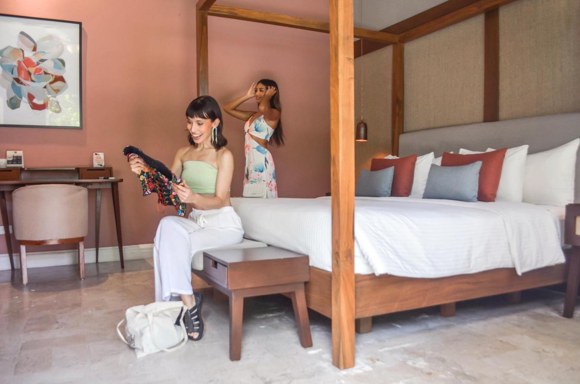 Kamer met Queensize Bed en Uitzicht op het Zwembad