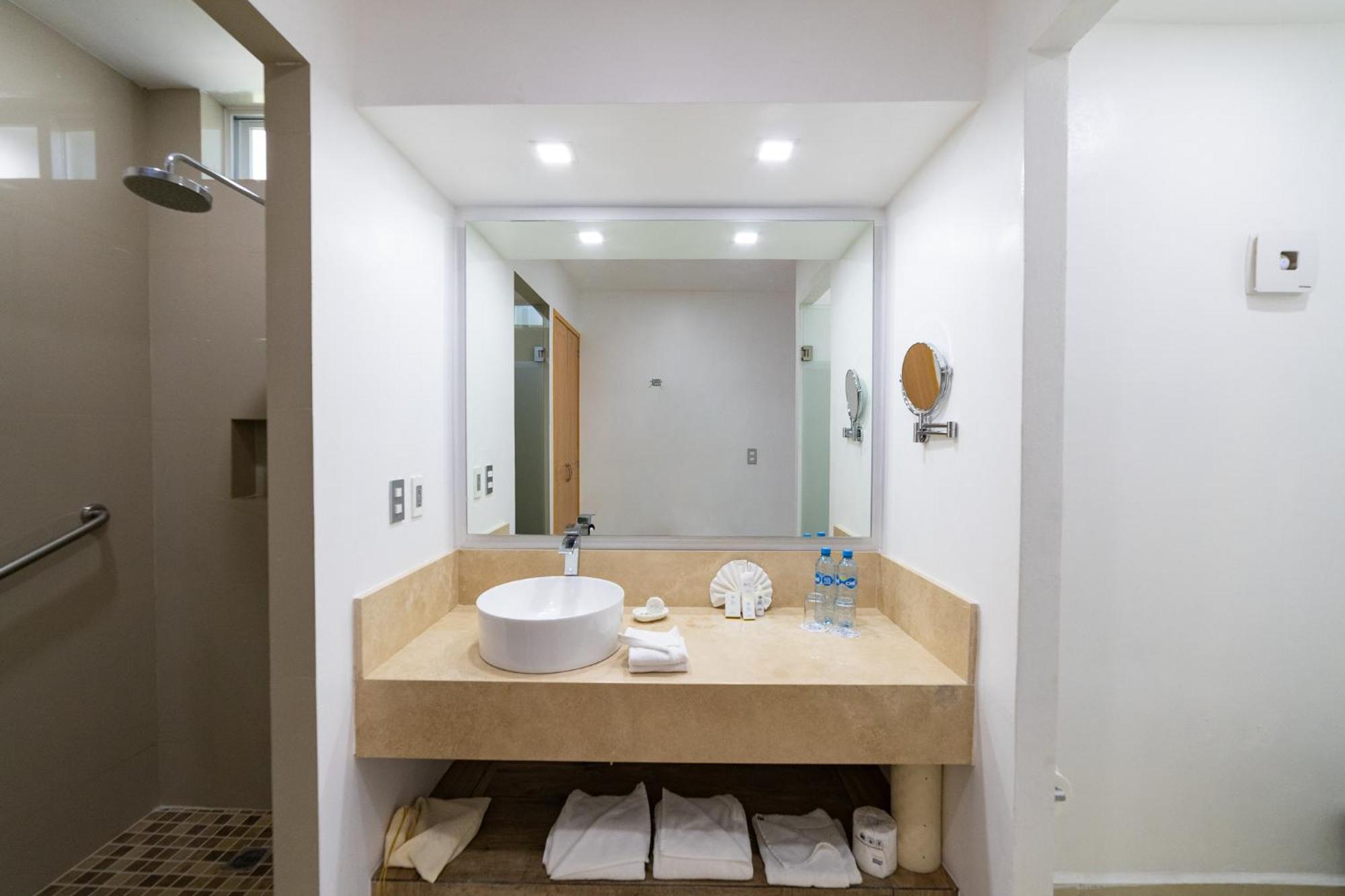 Habitación con cama extragrande.