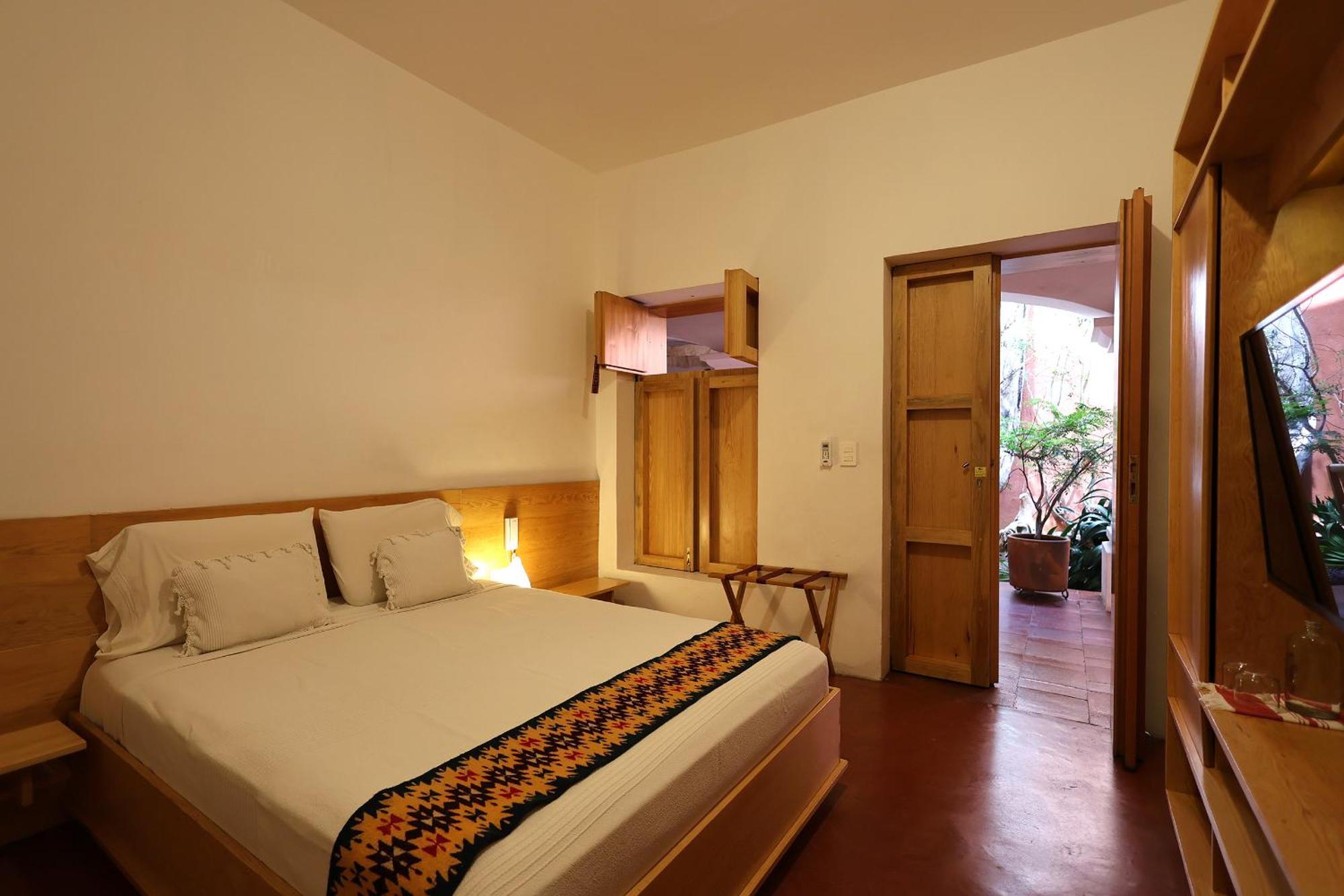 Habitación con cama grande