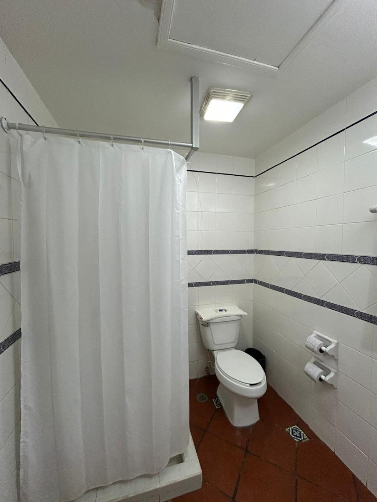 Habitación con cama grande