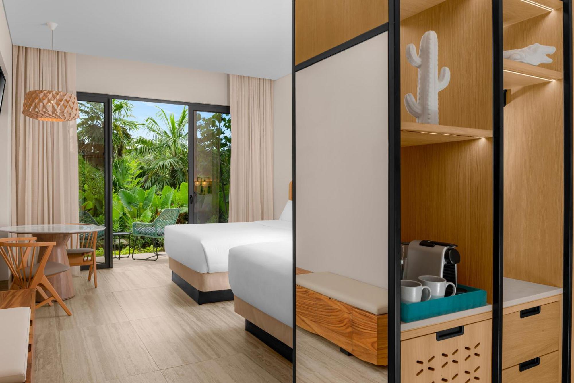 Zimmer mit Queensize-Bett und Aussicht auf das Resort