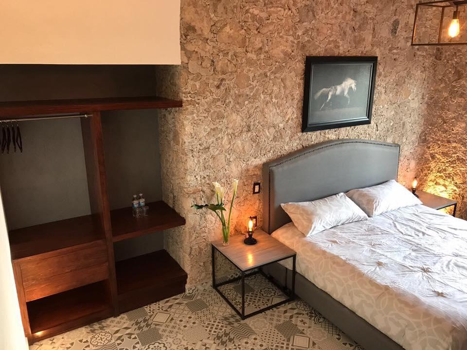 Suite con cama grande y vistas