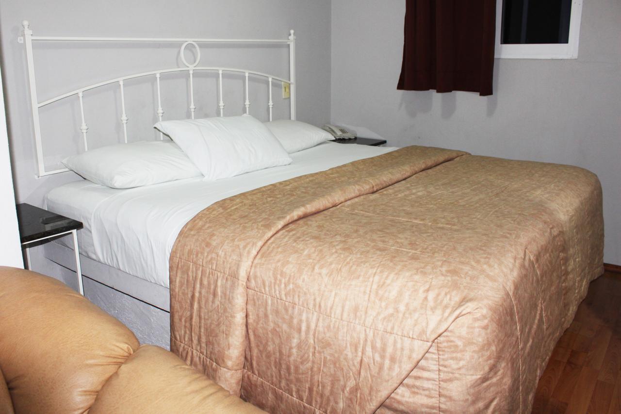 Habitación con cama grande