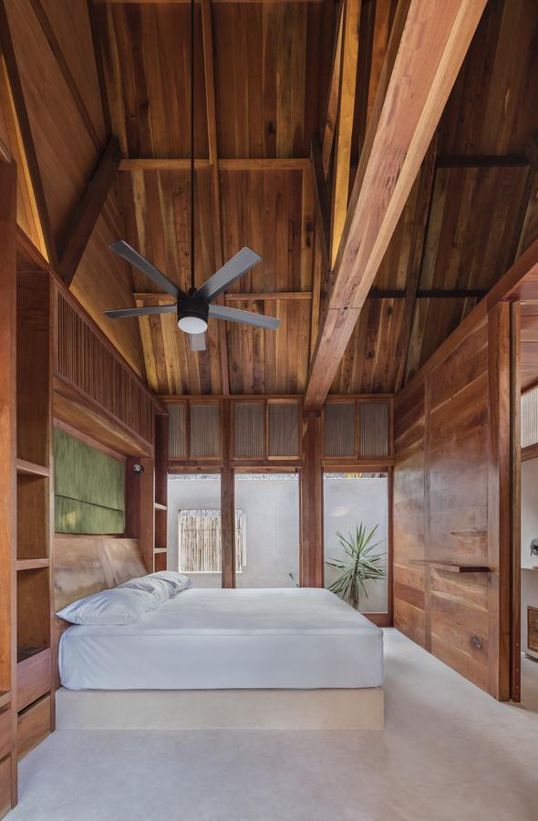 Habitación con cama extragrande y vistas a la piscina