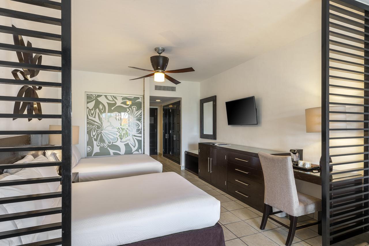 Suite Junior con vistas al parque acuático y al mar