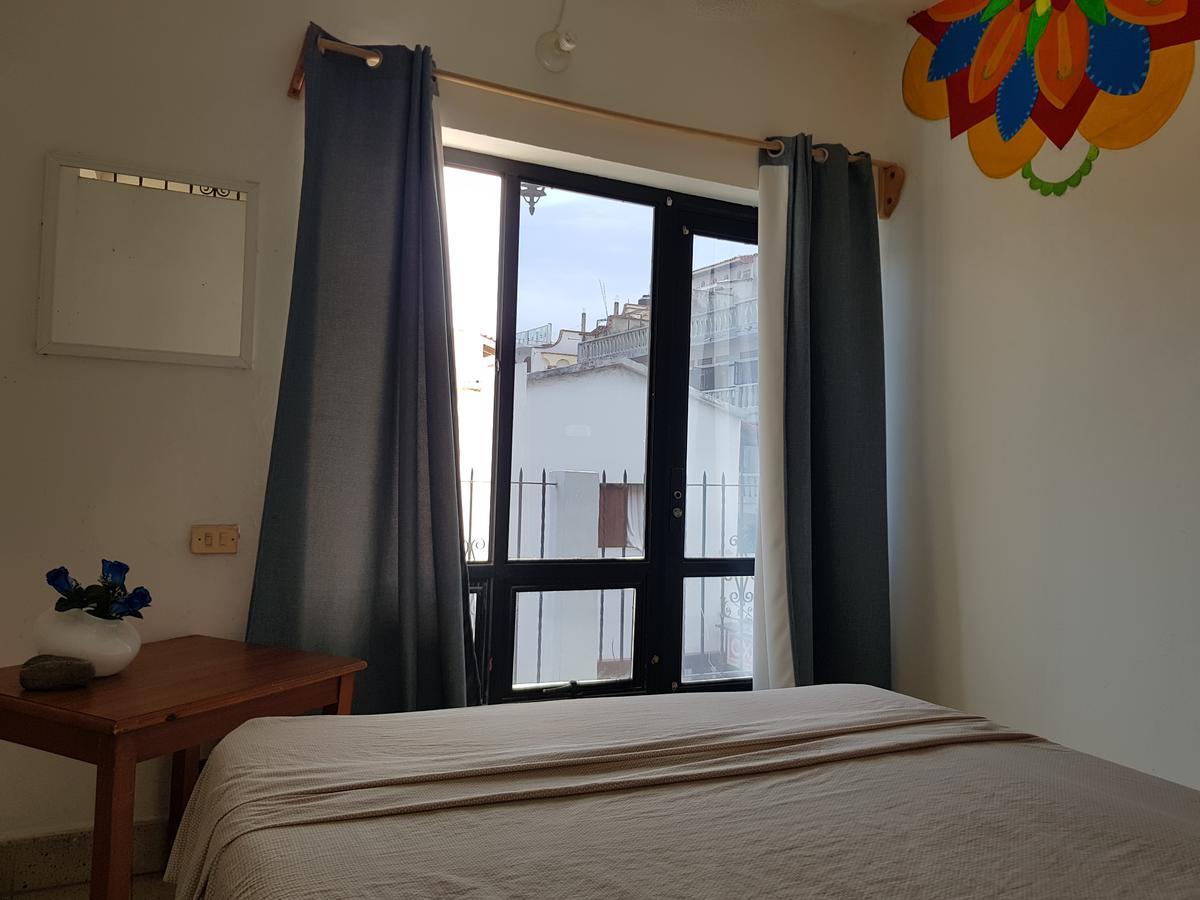 Habitación con cama grande