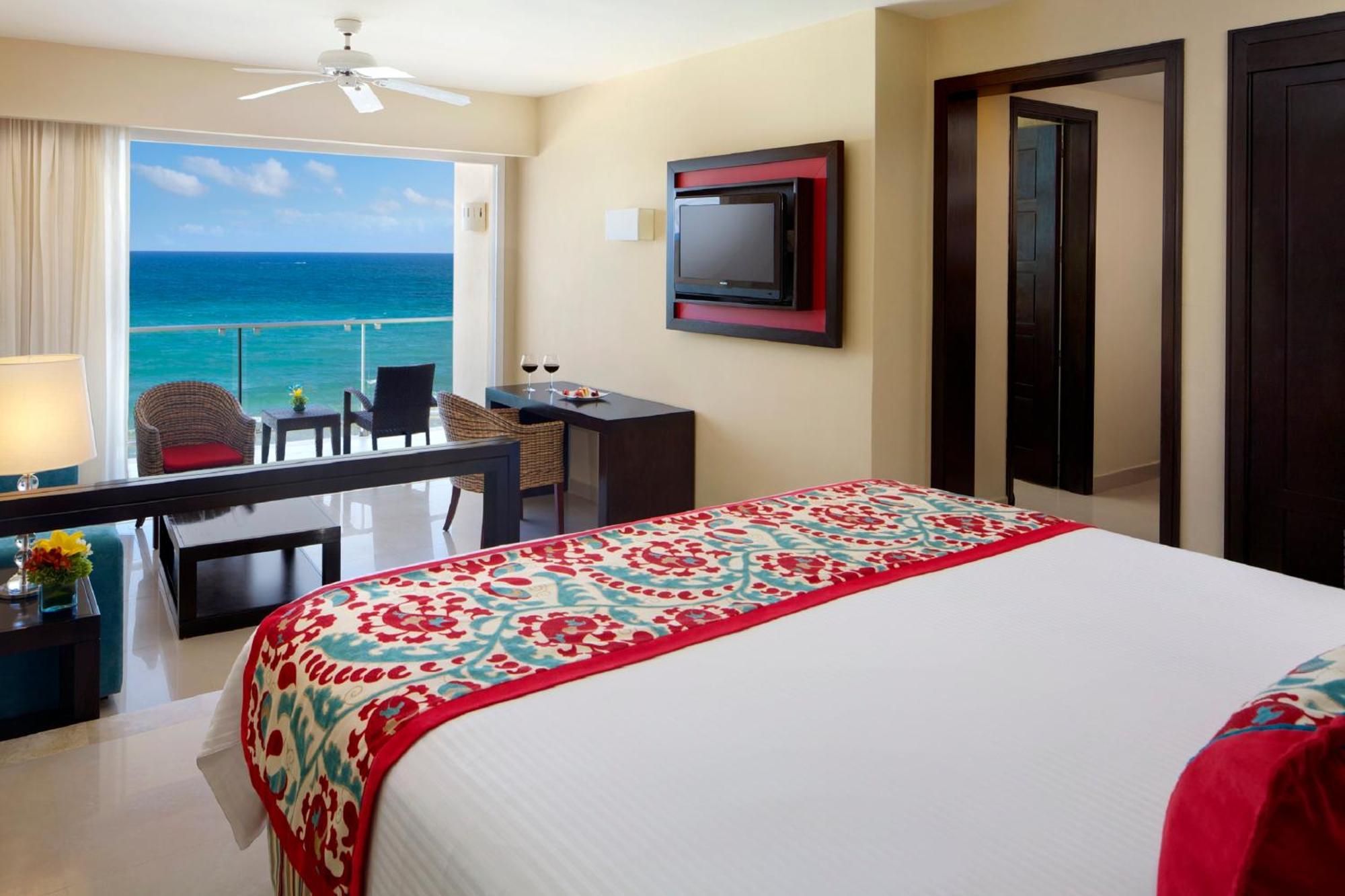 Suite Junior con cama extragrande y vistas al mar