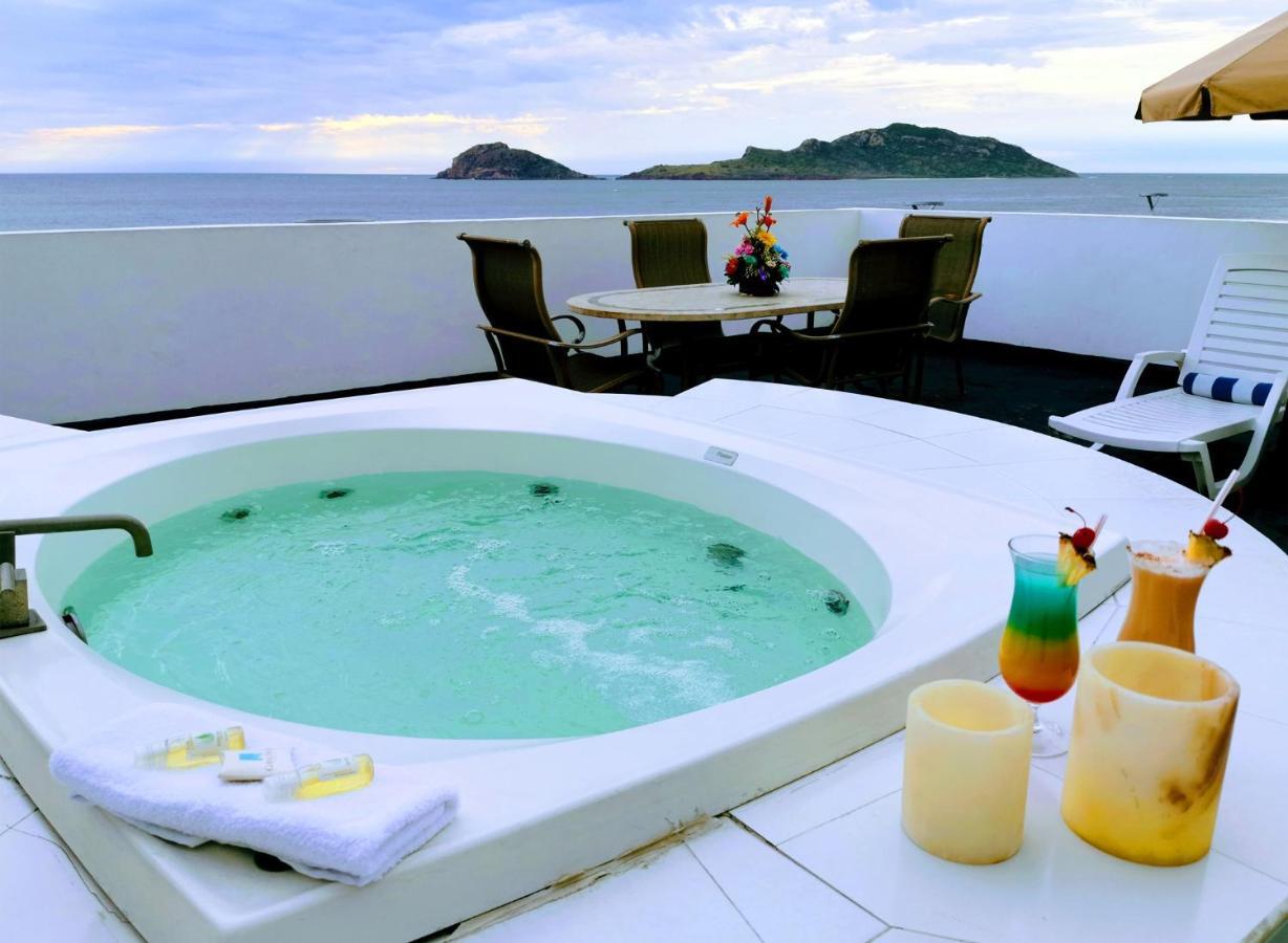 Suite con bañera de hidromasaje y cama grande