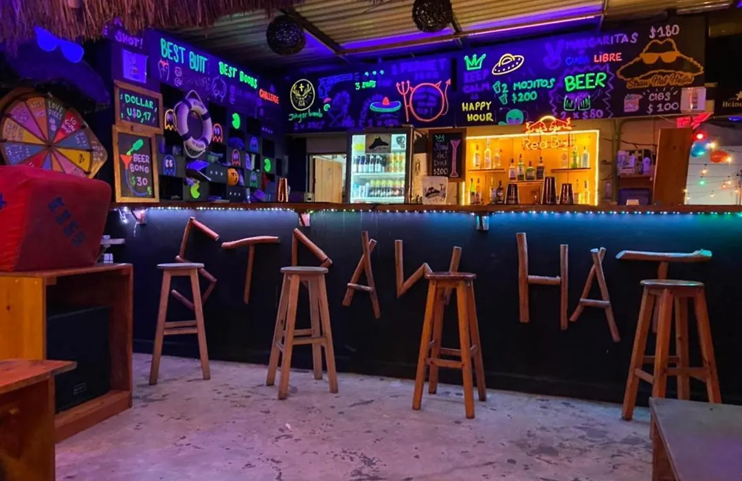Straw Hat Hostel & Rooftop Bar-1