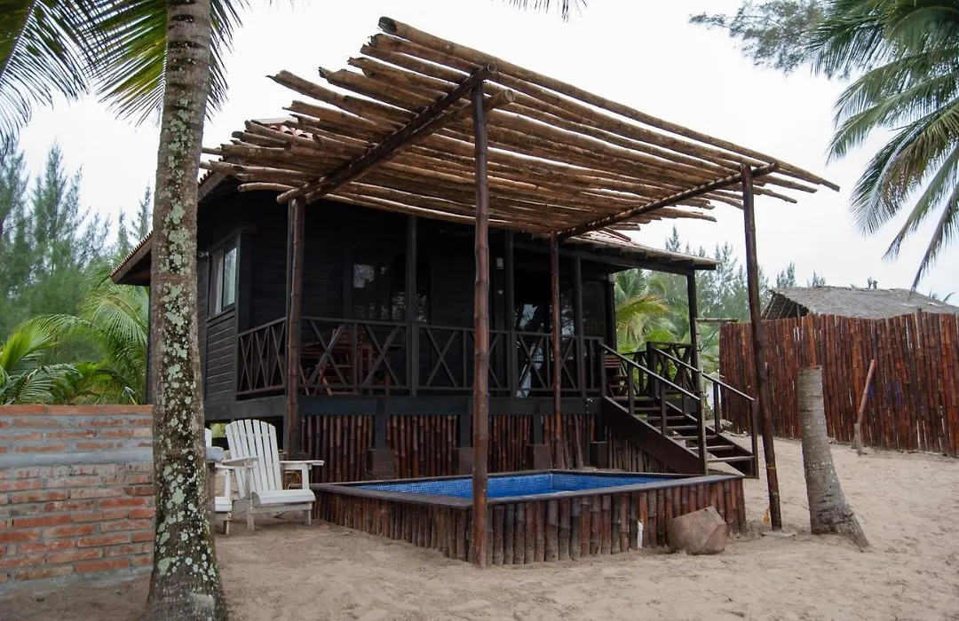 Hermosa cabaña en la playa con muelle-1