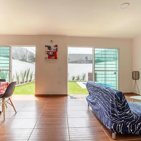 Casa con alberca privada y jardin-2