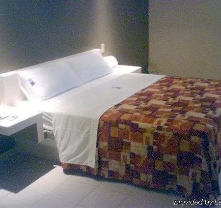 Hotel 402-2