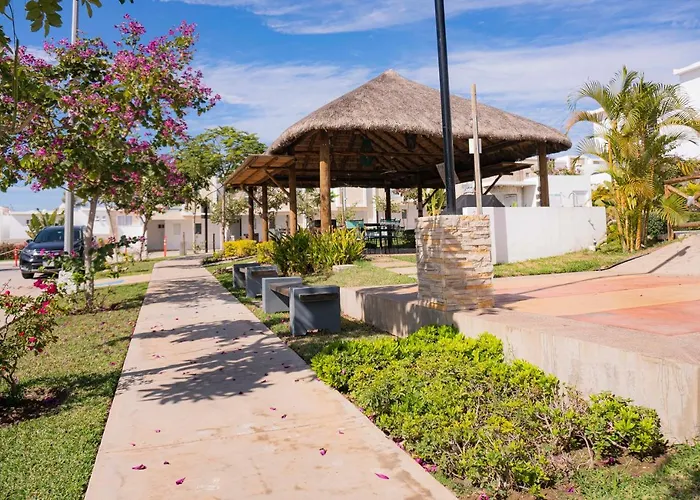 Casa En Privada Frente A La Playa Con Alberca!