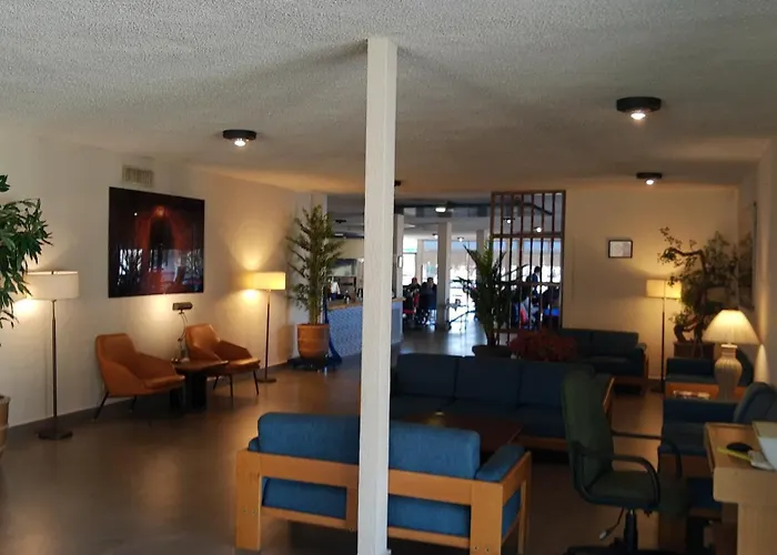 Las Palmas Midway Inn