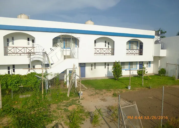 Y Suites Del Paci­fico